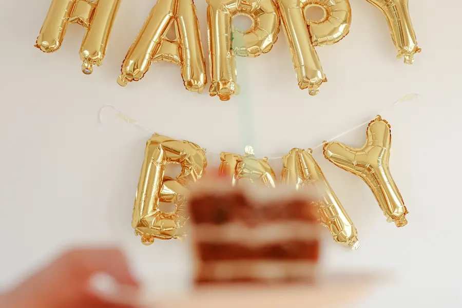 Decoración de cumpleaños en tonos dorados